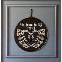 Bis Dass Der Tod Uns Scheide. Maschinenstickerei Im 20 cm Rahmen. Gothic Hochzeitsgeschenk, Personalisierung, Einweihungsgeschenk, Heirat, Halloween von KeepSewingMemories