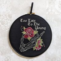 Es Ist Zu Spät Jung Sterben. Maschinenstickerei Im 20 cm Rahmen. Gothic Hochzeitsgeschenk, Einweihungsgeschenk, Hochzeit, Halloween Dekor, Dekor von KeepSewingMemories