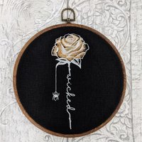 Gold Gothic Rose Mit Spinne, Wicked. Maschinengestickter 21 cm Stickrahmen, Halloween Dekor von KeepSewingMemories