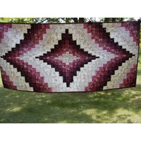 Bargello Tischläufer - Handgemachter Quilt Lila Und Creme Blumen Patchwork von KeepersQuiltsCanada