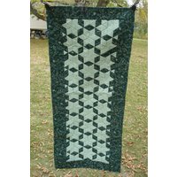 Handgefertigter Gesteppter Tischläufer Mit Grünem Illusionsmuster, Dreidimensionales Design Für Rustikale Ferien Oder Naturinspiriert Handgefertigter Gesteppter Tischläufer Mit Grünem Illusionsmuster, Dreidimensionales Design Für Rustikale Ferien Oder Naturinspiriert von KeepersQuiltsCanada