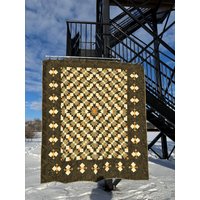 Rustikale Erdfarben-Quilt - Handgemachte Queen-Size-Patchwork-Tagesdecke von KeepersQuiltsCanada