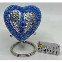 Die Herzförmigen Blauen Mini-Urnen Von Keepsake Company Mit Den Engelsflügeln Für Menschliche Asche Sind Graviert von KeepsakeCompanyStore