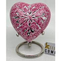 Die Herzförmigen Urnen Der Keepsake Company Sind Im Blumenmuster Für Menschliche Asche Eingraviert - Perfekt Erwachsene Und Kleinkinder von KeepsakeCompanyStore