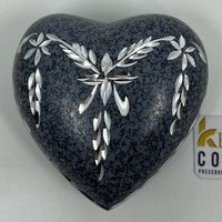 Herzförmige Urnen Der Keepsake Company Mit Präziser Girlandengravur in Schwarzem Marmor Für Menschliche Asche - Perfekt Erwachsene Und Kleinkinder von KeepsakeCompanyStore