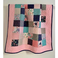 Patchwork Baby Girl Quilt Edie Jane Kollektion, Moderne Handmade, Personalisierte Quilt, Andenken von KeepsakeQuiltStudio