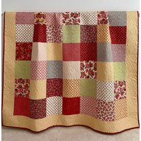 Patchwork Quilt Mit Designer Stoff Sweet Beginnings Kollektion Erinnerung Studio von KeepsakeQuiltStudio