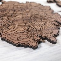 Mt. Bachelor Set Von 1- Untersetzer, Kühlschrankmagnet Oder Ornament - Echte Walnuss Made For Mountain People | Handgemachte Untersetzer in Olympia von KegsCode