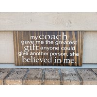 Gemaltes Schild - 150x300 Mein Trainer Gab Das Größte Geschenk, Man Einer Anderen Person Machen Konnte, Sie Glaubte An Mich Gemaltes Schild - 150x300 Mein Trainer Gab Das Größte Geschenk, Man Einer Anderen Person Machen Konnte, Sie Glaubte An Mich von KelissaShea