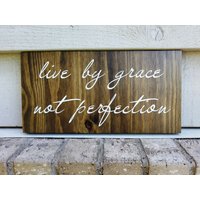 Gemaltes Schild - Kiefer 150x300 Inspirational Live By Grace, Not Perfection Holzwandkunst-Hängendes Dekor Dunkelbraun Weiß von KelissaShea