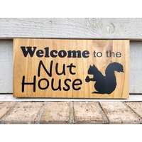 Gemaltes Schild - Kiefer 150x300 Willkommen Im Haus Nut Humorvolles Lustiges Eichhörnchen Gemaltes Schild - Kiefer 150x300 Willkommen Im Haus Nut Humorvolles Lustiges Eichhörnchen von KelissaShea