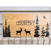 Gemaltes Schild - Pappel 11, 25 X 22, 5 Life Is Better in The Country Hirsch Holz Wand Kunst Aufhängen Dekor Groß Gemaltes Schild - Pappel 11, 25 X 22, 5 Life Is Better in The Country Hirsch Holz Wand Kunst Aufhängen Dekor Groß von KelissaShea
