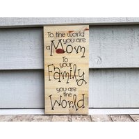 Gemaltes Schild - Pine 150x300 To The World You Are A Mom. Für Deine Familie Bist Du Die Welt Mutter Geschenk Holz Wand Dekoration von KelissaShea