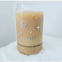 Bierdosenglas - Sternzeichen-Kaffeeglas-Eistkaffeeglas-Benutzerdefinierte Glastasse-Astrologie - Sodaglasdose-Glitzerglasdose-Horoskop von KellieHCrafts