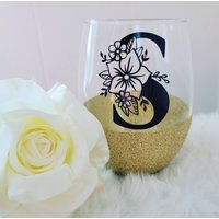 Florales Initial Weinglas - Stielloses Glitzer Geschenk Für Sie - Monogramm - Weingeschenk - Glitzerglas - Initiale - Blumen - Buchstabe von KellieHCrafts