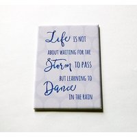 Inspirierender Spruch Magnet, Kühlschrankmagnet, Aceo, Life Not About Waiting For The Storm To Pass But Learning Dance in Rain | 5611 Inspirierender Spruch Magnet, Kühlschrankmagnet, Aceo, Life Not About Waiting For The Storm To Pass But Learning Dance in Rain | 5611 von KellysMagnets