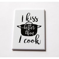Lustiges Magnet, Küchenmagnet, Ich Küsse Besser Als Ich Koche, Aceo, Kühlschrankmagnet, Geschenk, Humor, Schwarz, Weiß | 5644 Lustiges Magnet, Küchenmagnet, Ich Küsse Besser Als Ich Koche, Aceo, Kühlschrankmagnet, Geschenk, Humor, Schwarz, Weiß | 5644 von KellysMagnets