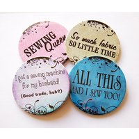 Trinkuntersetzer, Geschenk Für Sewer, Untersetzer, Lustige Näh Sprüche, Sewing Queen, Humor, So Much Fabric So Little Time | 5216 Trinkuntersetzer, Geschenk Für Sewer, Untersetzer, Lustige Näh Sprüche, Sewing Queen, Humor, So Much Fabric So Little Time | 5216 von KellysMagnets