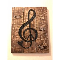 Handgraviertes Musikdekor Aus Wiedergewonnenem Altholz Peace, Love, Music von KendrickHandcrafted