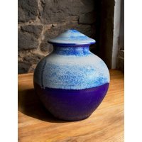 150 Cu/In Fassungsvermögen Urne - Handgefertigte Tonurne Kubikzoll 21 cm Hoch X 18 Breit Einzigartige -Bluess-150Cu-1 von KentHarrisPottery