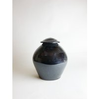 Erwachsene Kremation Urne - Handgemachte Steinzeug Keramik 250 Cubic Inches Fassung Schöne 9, 5" X 8" Blk-Urn-5 von KentHarrisPottery