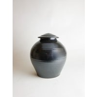 Erwachsene Kremation Urne - Handgemachte Steinzeug Keramik 250 Cubic Inches Fassung Schöne 9, 5" X 8" Blk-Urn-7 Erwachsene Kremation Urne - Handgemachte Steinzeug Keramik 250 Cubic Inches Fassung Schöne 9, 5" X 8" Blk-Urn-7 von KentHarrisPottery
