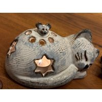 Handgefertigte Weiße Teelichtkatze Mit Maus Auf Dem Rücken, Wahlweise Herz- Oder Sternmotiv - Keramik Leuchtkatze, Teelichthalter, Geschenk von KeramikArtBrunner