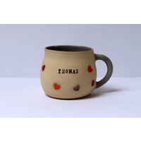 Handgemachte Personalisierte Tasse Mit Bunten Herzen, Namenstasse Getöpfert, Personalisiertes Geschenk von KeramikArtNatali