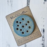 Blumenretter Aus Keramik - Handgemachte Blumensteckhilfe Für Kleine Vasen, Blumendeckel Mit Löchern, Nachhaltiges Geschenk, Floristik-Helfer von KeramikSusE