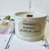 Handgemachte Kerze Im Keramikbecher - „Einatmen, Ausatmen, Glücklich Sein" Duftkerze Mit Holzdocht Handgemachte Kerze Im Keramikbecher - „Einatmen, Ausatmen, Glücklich Sein" Duftkerze Mit Holzdocht von KeramikSusE