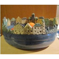 Große Flache | Etwas Erhöht Keramikschale "Häuserreihe", Blaueffekt Große Flache | Etwas Erhöht Keramikschale "Häuserreihe", Blaueffekt von Keramikinsel