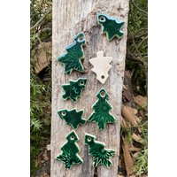 Gemusterter Keramikanhänger Baum, Dunkelgrün Gemusterter Keramikanhänger Baum, Dunkelgrün von Keramikkunst