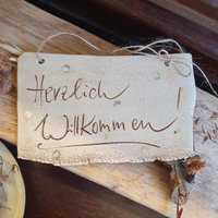 Türschild, Herzlich Willkommen, Nr.244 Frostsicher, Keramik, Dekoration, Unikat, 8 cm | H X 12, 5 | B von Keramikunikate