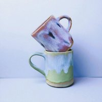 Becher Und Tassen Bunt Mit Wasserfalleffekt von Keramikwolke