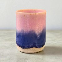 Becher Zartes Flieder Mit Blau Becher Zartes Flieder Mit Blau von Keramikwolke