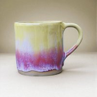 Tasse Hellgelb-Apricotrosa Mit Wasserfalleffekt von Keramikwolke