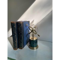 Dekorative Kunsthandwerk Armillarsphäre Buchstütze von KereksBoutique