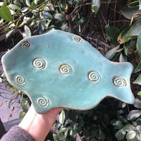 Fisch Platte, Handgemachte Fischplatte Steinzeug, Keramik Servierplatte, Grüne von KerenOrHandmade