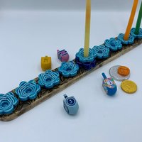 Handgefertigte Porzellan Chanukka Menora Blaue Blume Kerzenhalter von KerenOrHandmade