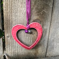 Herzförmige Wandkunst, Keramik Rotes Herz, Herz Ornament, Valentinstag Geschenk, Wanddekor, Wandbehang von KerenOrHandmade