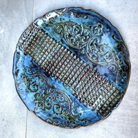 Handgefertigtes Rundes Keramiktablett in Blau Und Umbra, Strukturiert Mit Waffel - Blumenmotiven, Ideal Für Obst Oder Als Tischdekoration von KerenOrHandmade