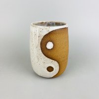 Gesprenkelte Keramiktasse Yin Yang Becher Roher Ton Weiß Gesprenkelte Keramik Geschenk Kitch Moderne Handgemachte Usa Yinyang Symbolik von KeriClementine