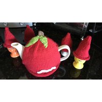 Der Apfel Und Der Wurm Teewärmer Eierhüte von Kerratorium