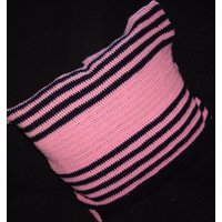 Gehäkeltes Dunkelblau & Pink Gestreiftes Kissen von Kerratorium