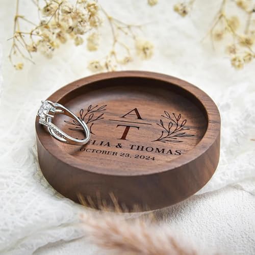 Ringschale aus Walnussholz, benutzerdefinierte runde Holzringschale, Verlobungsringhalter, Hochzeitsringtablett, Hochzeitsgeschenk, Brautparty-Geschenk (dunkelbraun) von Keruidian