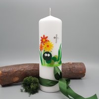 Taufkerze Gustl Kleine Raupe Mit Bunten Blumen von KerzenExpress