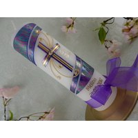 Taufkerze Kreuz Lila Irisierend Gold Mit Schleife 250/70 Mm Taufkerze Kreuz Lila Irisierend Gold Mit Schleife 250/70 Mm von KerzenOase