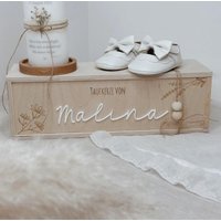 Personalisierte Kerzenbox Mit Gravierten Blumen Und Name Aus Acryl Für Deine Taufkerze/Konfirmation Kommunion Aufbewahrungsbox Personalisierte Kerzenbox Mit Gravierten Blumen Und Name Aus Acryl Für Deine Taufkerze/Konfirmation Kommunion Aufbewahrungsbox von Kerzenkaefer