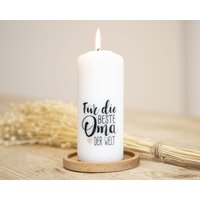 Mutmacher Kerze Für Die Beste Oma Der Welt - Inkl. Grußkarte + Geschenkbox Kostenloser Versand in 2-4 Werktagen Das Perfekte Geschenk Mutmacher Kerze Für Die Beste Oma Der Welt - Inkl. Grußkarte + Geschenkbox Kostenloser Versand in 2-4 Werktagen Das Perfekte Geschenk von Kerzenonkel