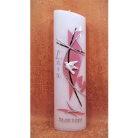 Taufkerze Modernes Kreuz Perlmutt Rosa Mit Zwei Füßchen 155 von KerzenundGeschenke